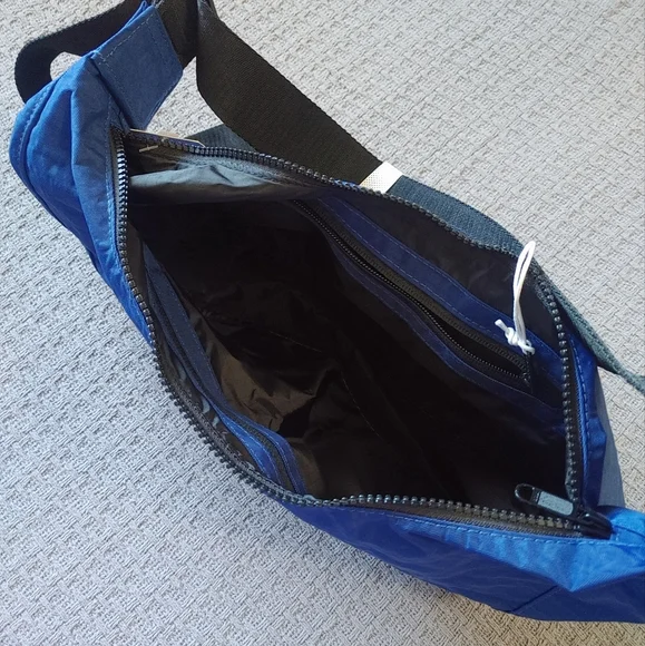 BAGGU Medium Crescent Bag in Marine Blue - Picture 5 of 11